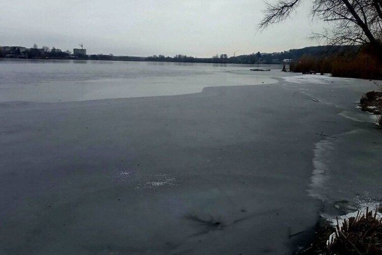 На Житомирщині під лід провалилася жінка на сьомому місяці вагітності