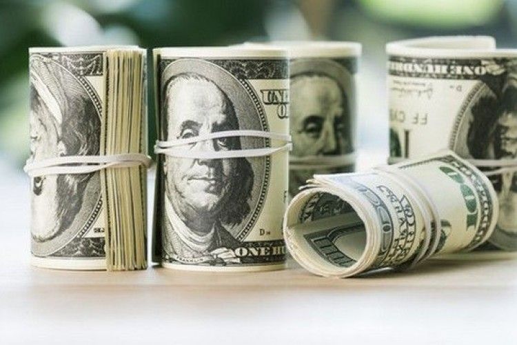 Українці почали позбуватися доларів