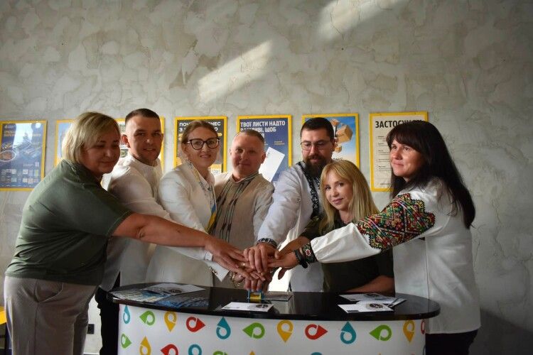 В обласному центрі Волині відбулося урочисте спецпогашення поштової марки «Ми чекаємо! We await!»