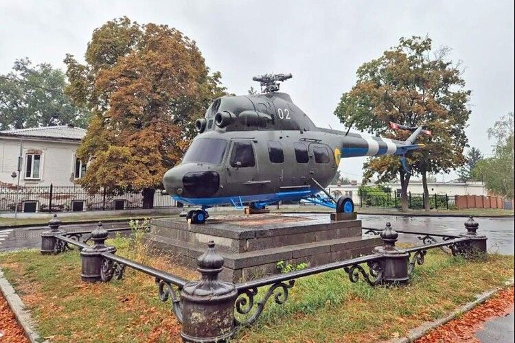 У Полтаві на місці пам’ятника Петру І поставили вертоліт