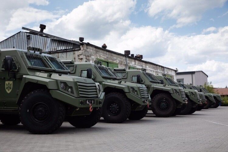 Порошенко повідомив, що бронемашини для ЗСУ вже на кордоні з Україною і скоро прибудуть на фронт