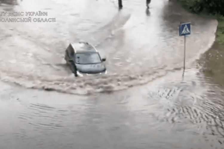 Рятувальники минулої неділі рятували автівки і відкачали в Луцьку майже півтори тисячі тонн води (Відео)