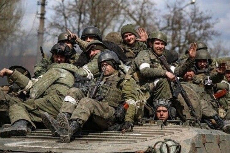 Росія заманює добровольців на війну, обіцяючи чотири тисячі доларів зарплати