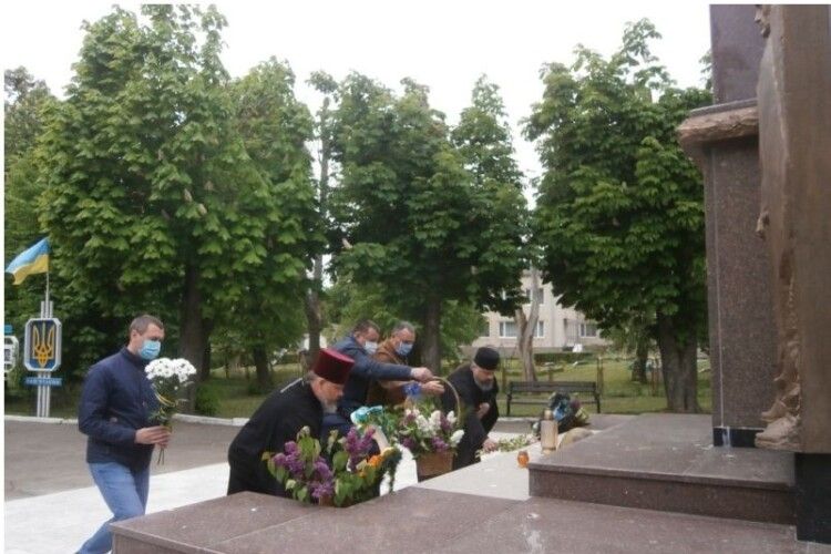 В Іваничах поклали квіти до  знаку «Герої не вмирають» 