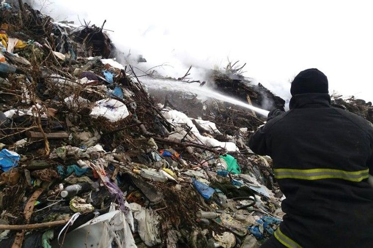 На Полтавщині понад добу горить сміттєзвалище