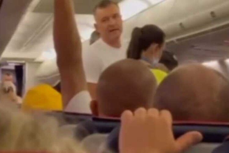 З авіарейсу на Туреччину зняли чоловіка, бо відмовлявся одягати маску і облаяв інших пасажирів