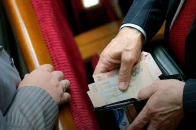 Скільки відпускних отримали народні обранці?
