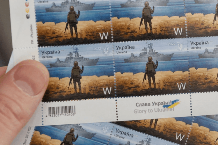 У Латвії чоловік купив марку з російським кораблем за 1500 євро