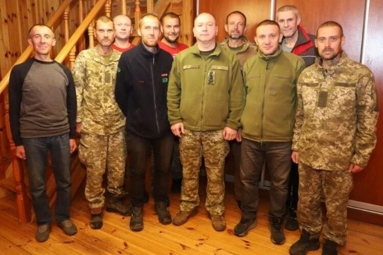 Звільнені з полону українські прикордонники у важкому стані