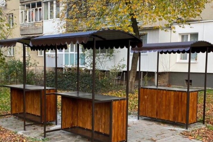 У Луцьку встановили перші ятки для торгівлі сільськогосподарською продукцією