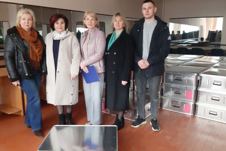 Що в ящику: понад 400 освітніх закладів Рівненщини отримали набори «Школа в коробці»