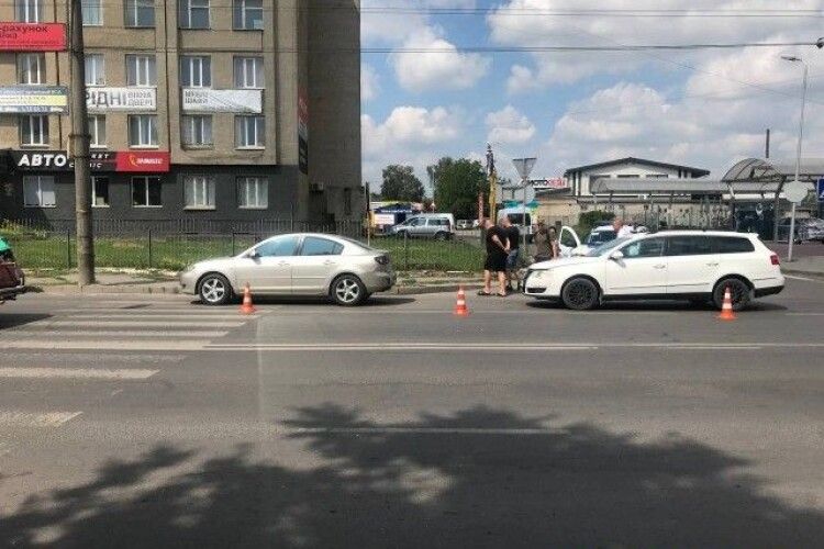 У Луцьку біля пішохідного переходу – аварія (Фото) 