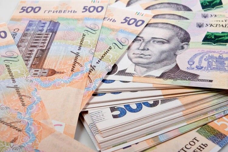 Середня зарплата в Україні за місяць зросла майже на 2000 гривень 
