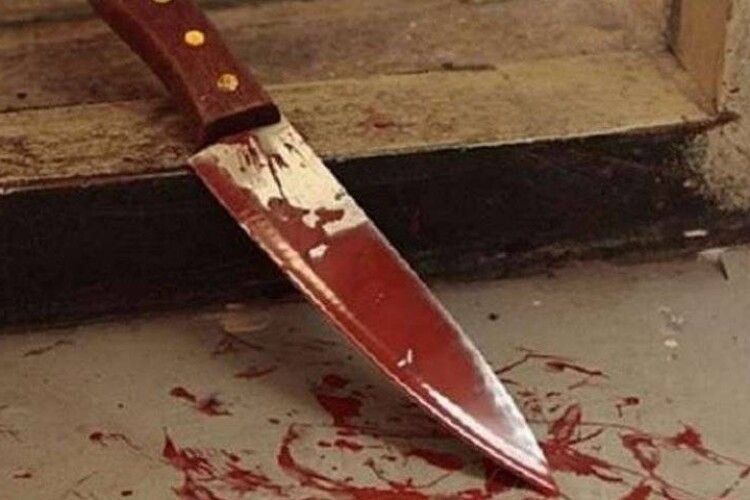 На Одещині 15-річного підлітка знайшли у власній кімнаті з ножовим пораненням живота