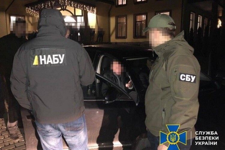 Посадовцю з Мін'юсту, викритому за участю УСБУ у Волинській області, повідомили про підозру щодо корупції