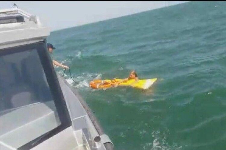 Поліцейські врятували дівчину, яку на надувному матраці віднесло хвилями за кілометр від узбережжя Азовського моря
