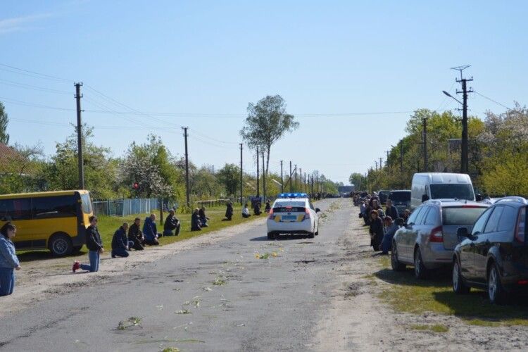 Дорогу встелили бузком: у громаді на Волині прощалися з Воїном