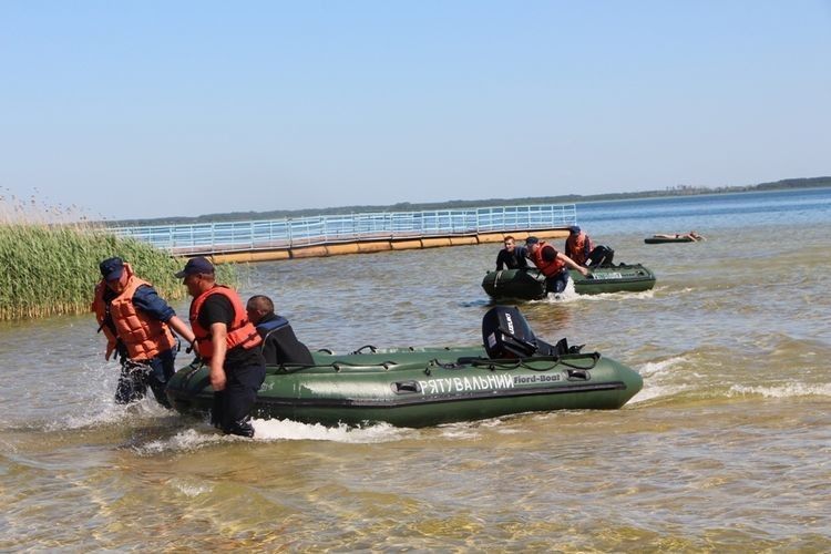 На Світязі тренувалися гасити об’єкти із масовим перебуванням людей та рятувати на озері