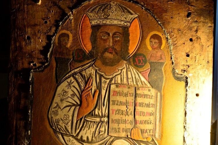 У Луцьку реставрують ікону XVII століття «Христос Вседержитель» із замальованими херувимами