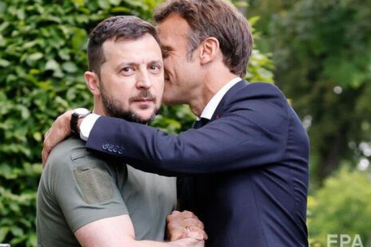  «Тепер я буду дзвонити тільки тобі» . Фото Зеленського і Макрона з Києва стало інтернет-мемом  