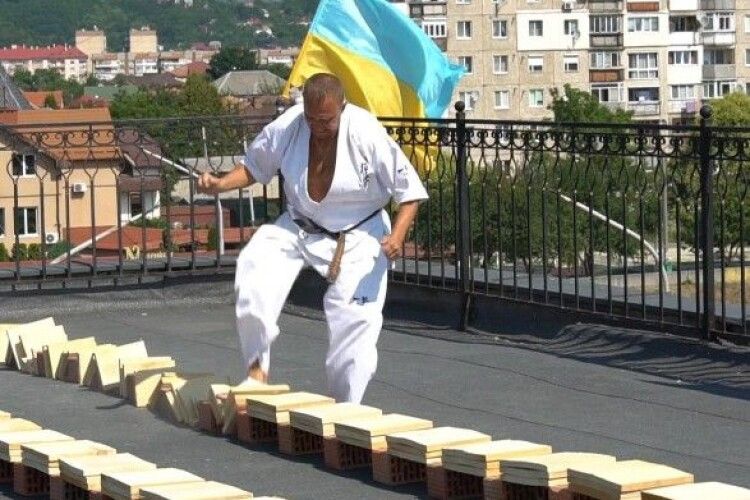 Український каратист встановив світовий рекорд із розбивання дощок ногою