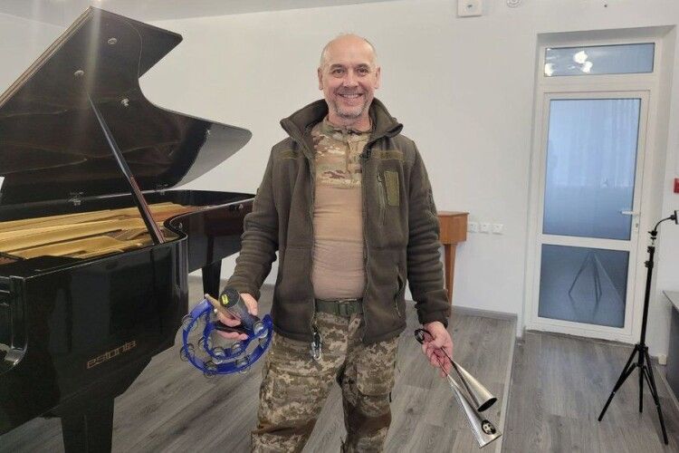 Воїн-музикант з Луцька, який пише нотні збірки на передовій, чекає на повернення до учнів (Відео)
