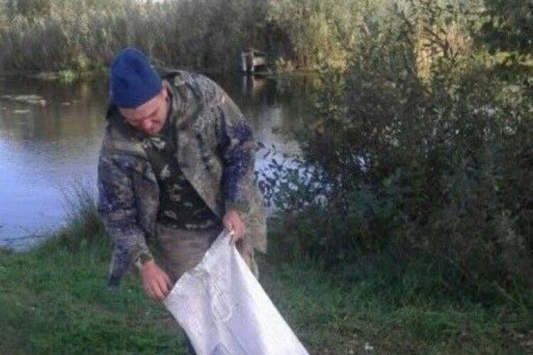 Екологи прибирають береги Прип’яті після любителів риболовлі