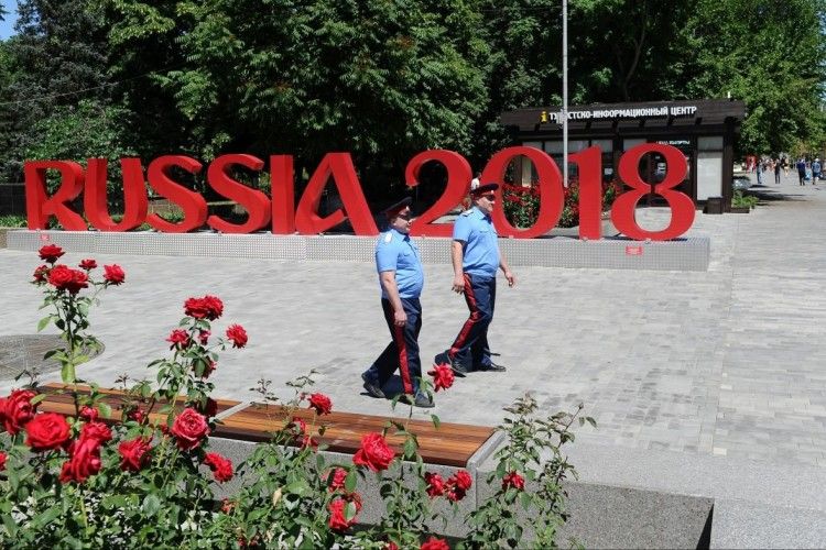 «Футбол по-російськи»: у Пітері таксисти б'ють і грабують французів, а в Москві поліція чистить гаманці бразильців 