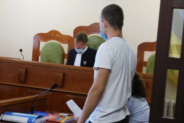 На Волині суд обрав запобіжний захід для хлопця, якого підозрюють у нарузі над прапором України