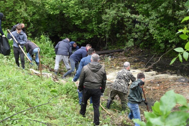 У Луцьку учасники толоки «Чистоліто — 2020» очистили русло річки Сапалаївки