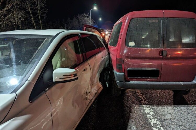 Неправильно розверталася: у ДТП у Рівненському районі травмувалися неповнолітні