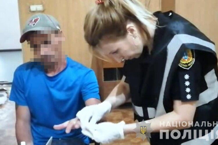 Чоловік убив ножицями сусіда, який образив його доньку (Фото, відео)