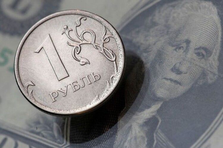 Українцям заборонили тримати гроші в банках у російських рублях