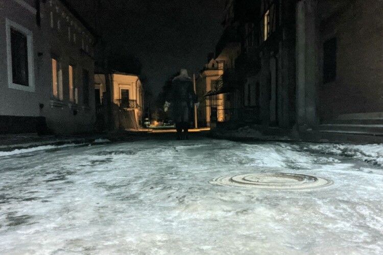 В історичній частині Луцька діє примусова ковзанка для всіх пішоходів (Фото)
