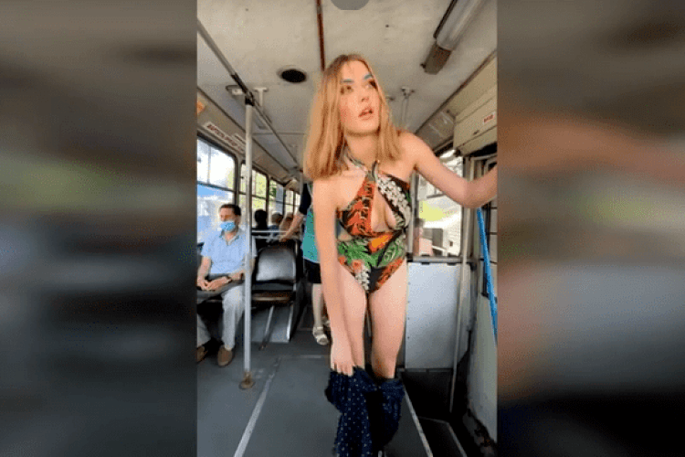 «Що ти крутишся?»: дівчина роздяглася до купальника в тролейбусі й розгнівала кондукторку (Відео)