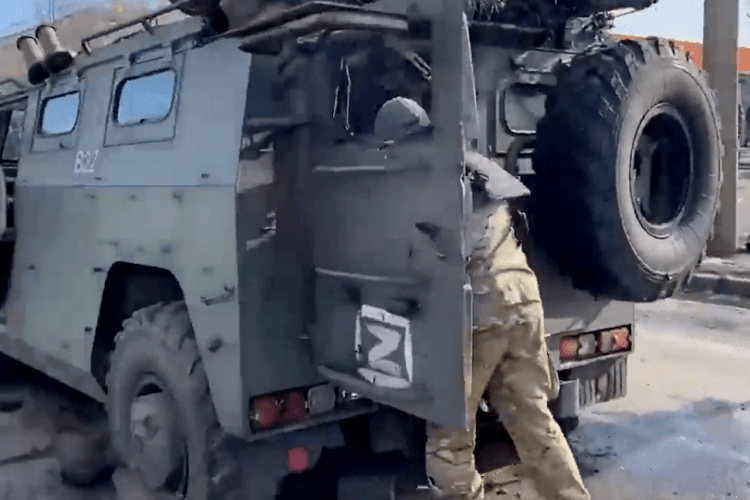Українські захисники у Харкові знищили колону російських бронеавтомобілів «Тигр» (Відео)