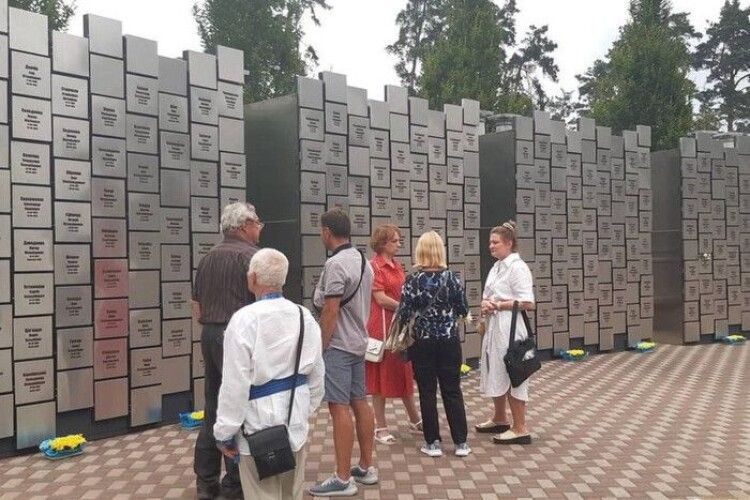 З іменами усіх вбитих: в Бучі відкрили меморіал жертвам російської окупації