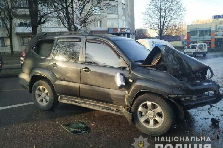 У Рівному 33-річний молодик, якого вже тричі ловили п'яним за кермом, влетів у придорожнє дерево