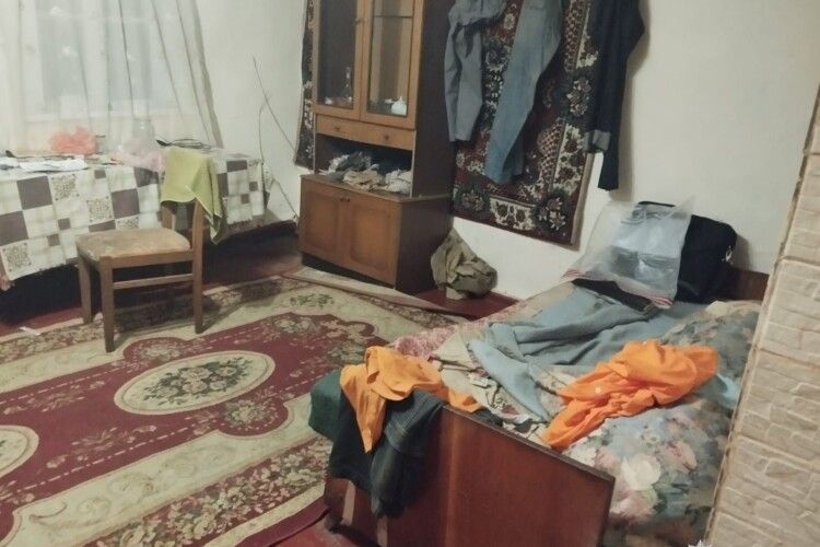 На Поліссі син вдарив батька ножем за те, що не пустив за стіл