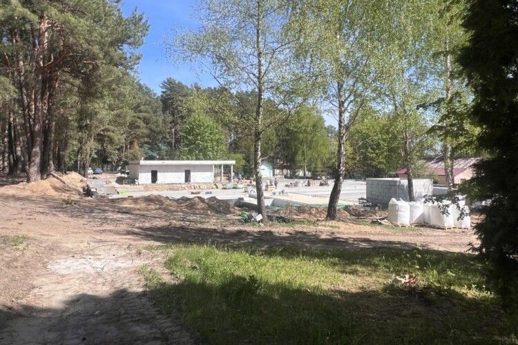 На Рівненщині відомий санаторій будує басейни у лісі