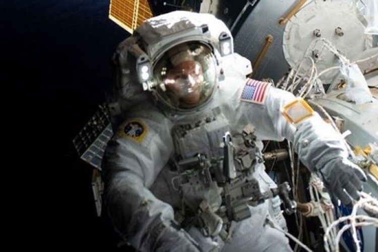 Американські космонавти гуляли у космосі 7 годин