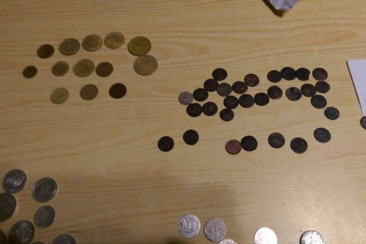 Із Білорусі українець намагався ввезти понад 80 старовинних монет