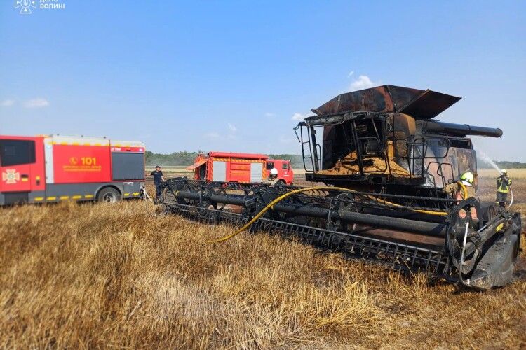 На Волині в полі згорів комбайн