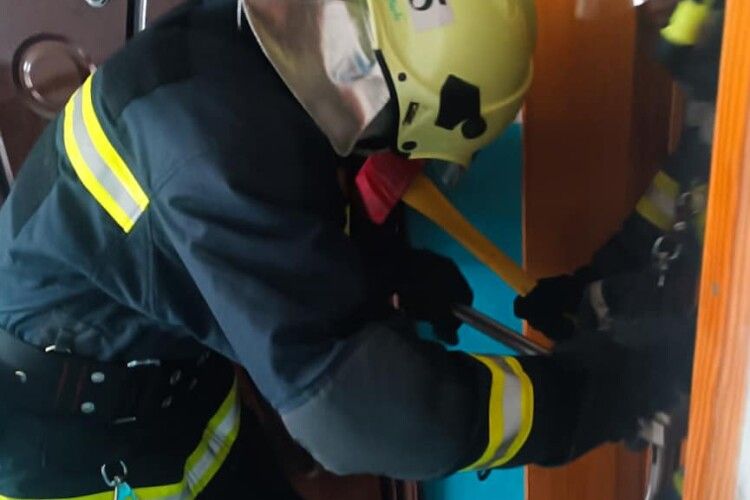 У Нововолинську визволили дідуся із зачиненої квартири