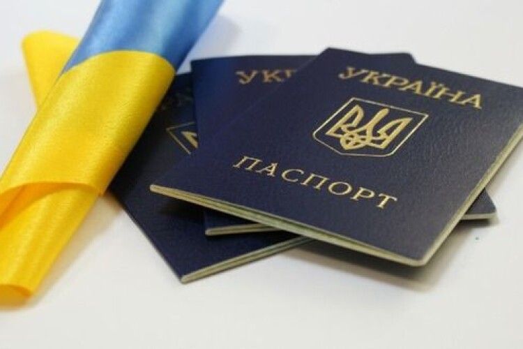У ще трьох країнах хочуть запустити центри для видачі документів українцям