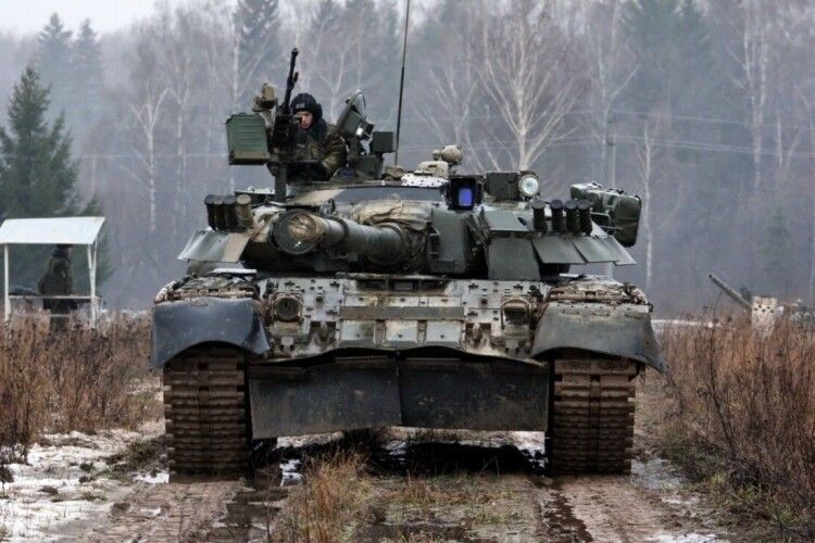 На Сумщині місцеві жителі зупинили Т-90, скинули з танка окупанта, взяли в полон і змусили кричати «Слава Україні» (Відео)