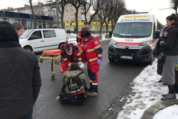 У центрі Луцька машина збила дівчину (Фото)