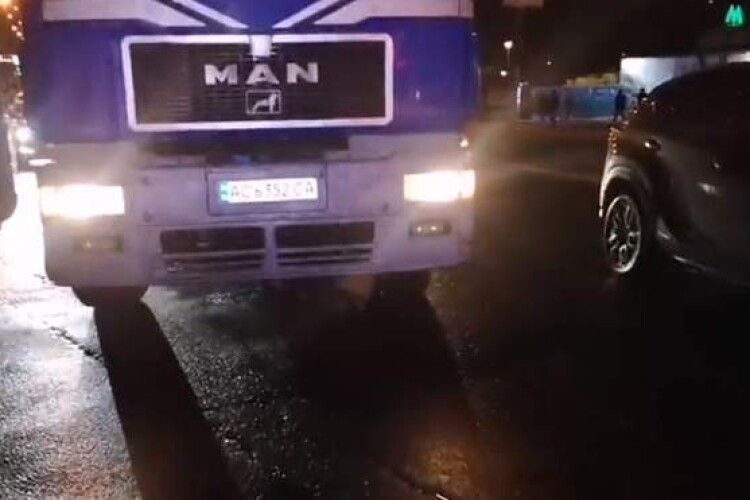 Тягнула 100 метрів по дорозі: вантажівка на смерть збила пішохода (Відео 18+)
