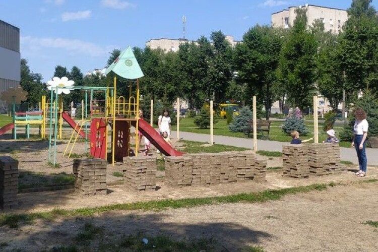 У Луцьку демонтують дитячий майданчик на Молоді (Відео)