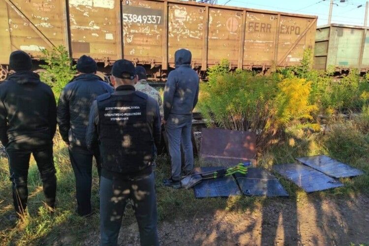 Любомльські контрабандисти намагалися «довантажити» потяг з рудою сигаретами